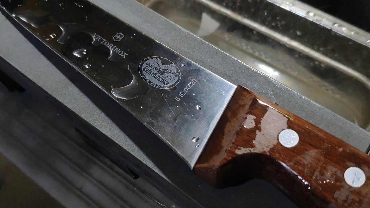 Asah pisau Victorinox di batu grit kasar King 300 hasilnya slice tisu paman, disimak ya caranya👌🙏👍🔪🔥