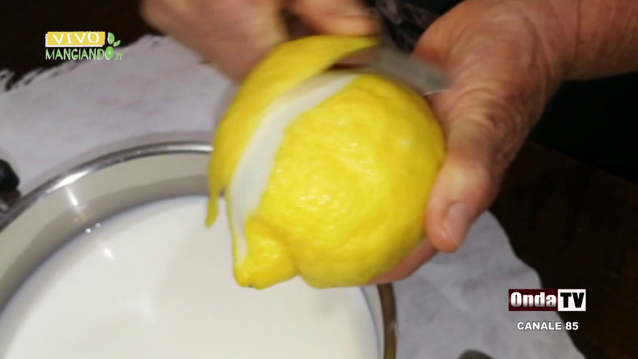 Preparazione del Biancomangiare, il dolce della nonna