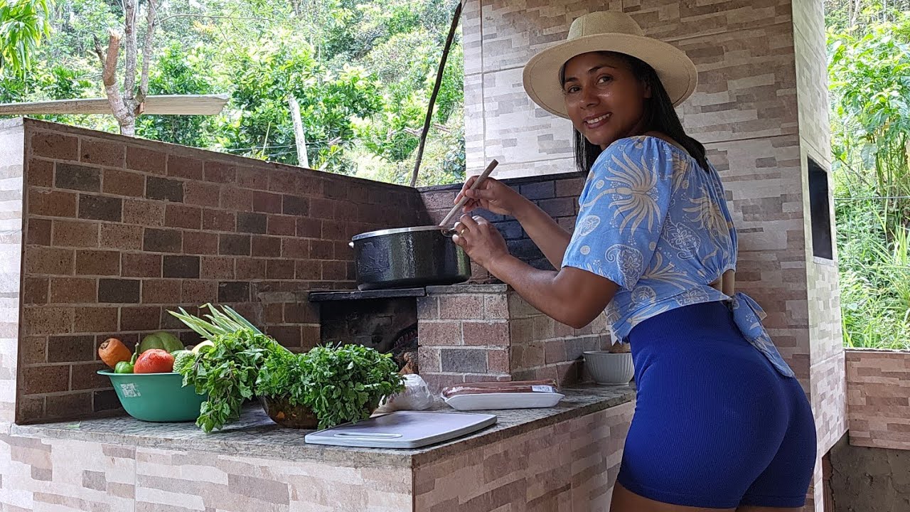 Vida na roça / Muito trabalho e comida caipira feita no fogão a lenha. 