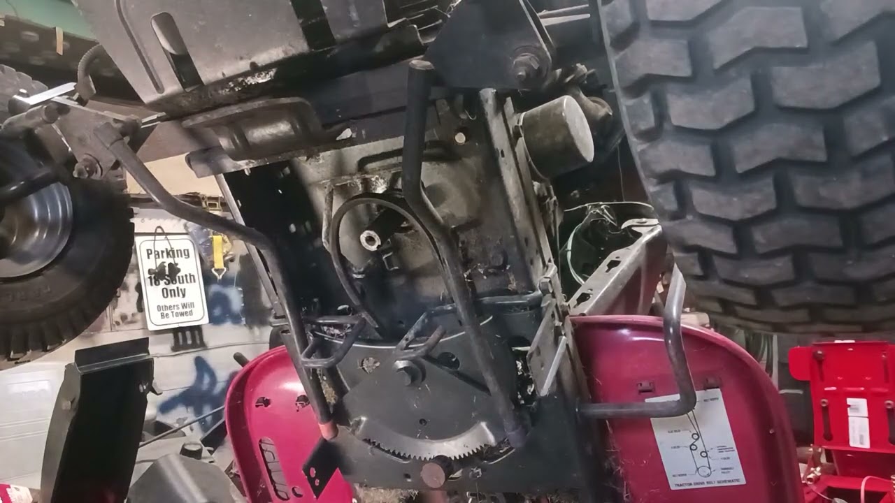 как снять и поставить приводной ремень на газонокосилку Craftsman YT 3000 2011 года выпуска