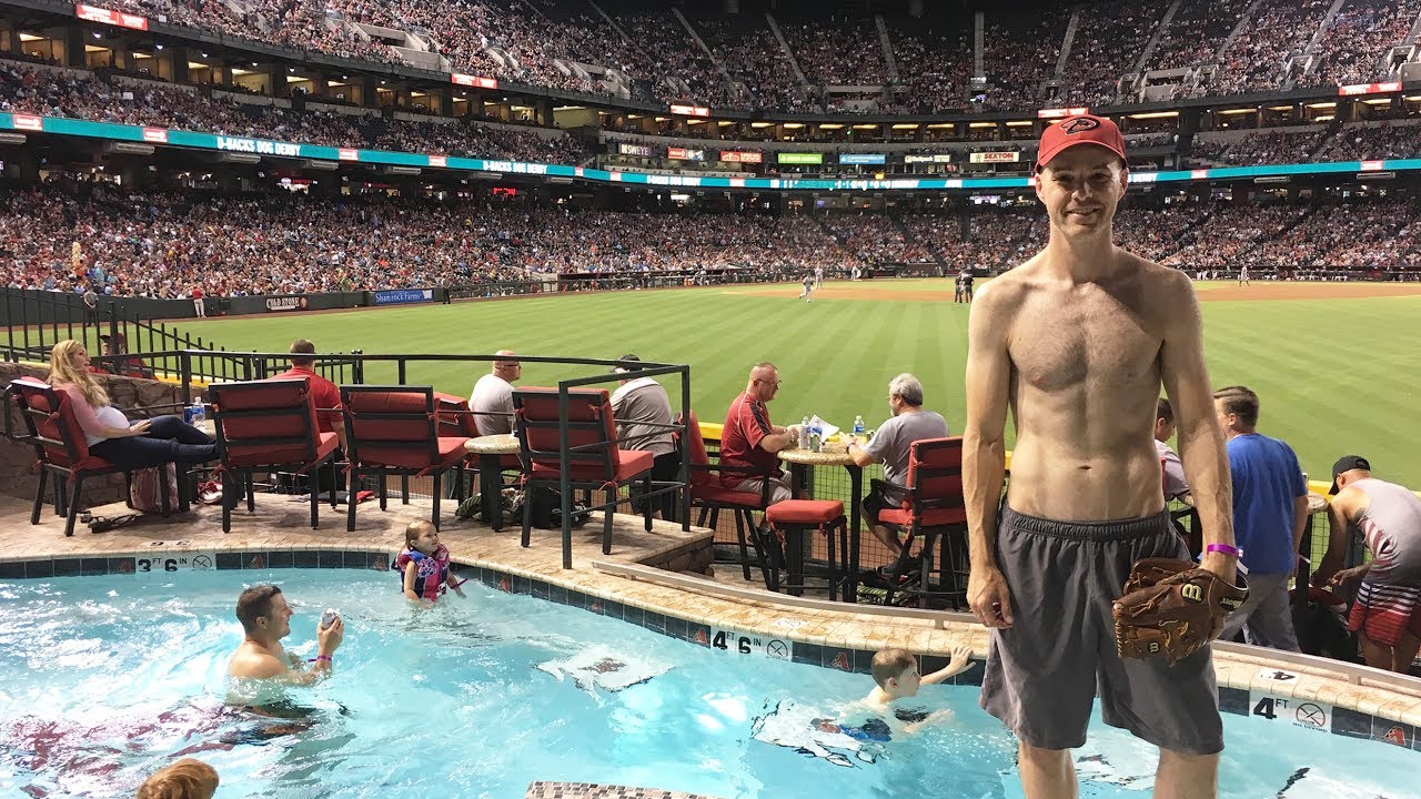 Осмотр бассейна в Chase Field
