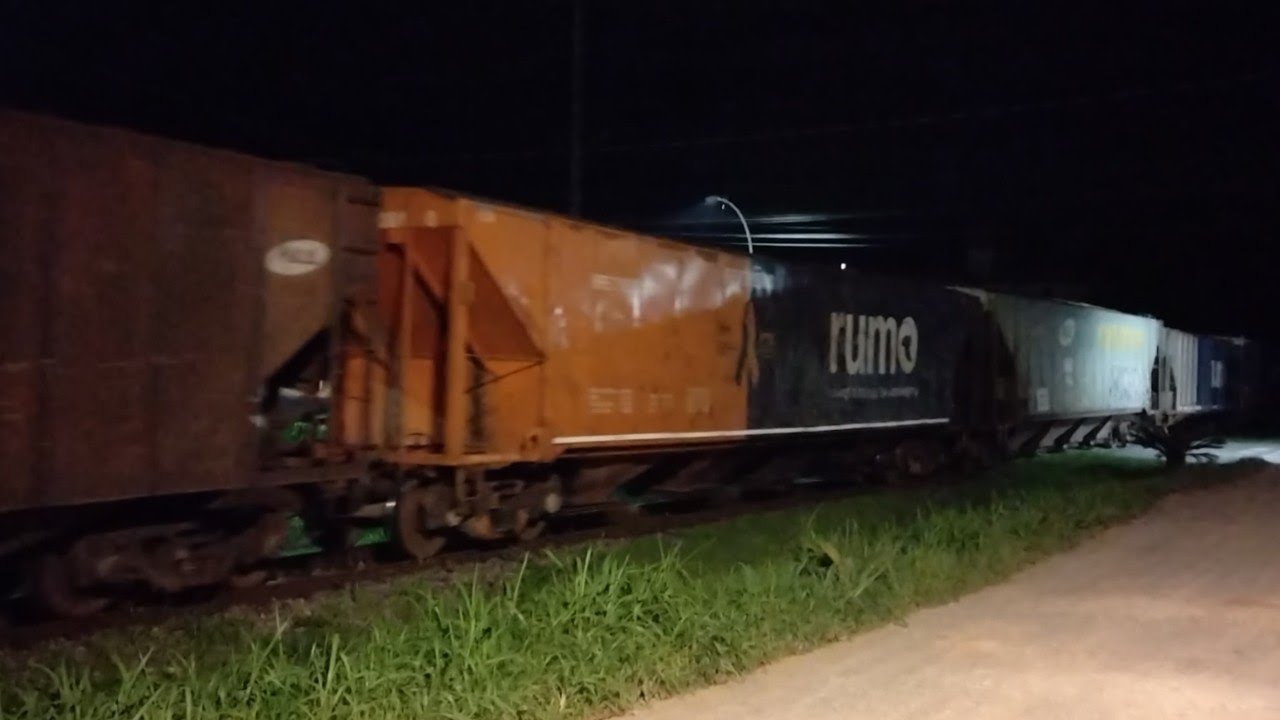 Trem carregado em Jaragu&aacute; do Sul - SC - 12/03/24 + vag&atilde;o tem&aacute;tico HFE fevereiro roxo/laranja