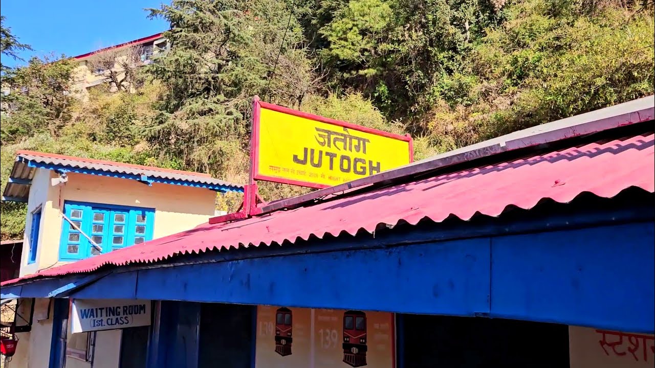 Kalka Shimla Shivalik Deluxe Express crossing Jutogh, Himachal Pradesh !!