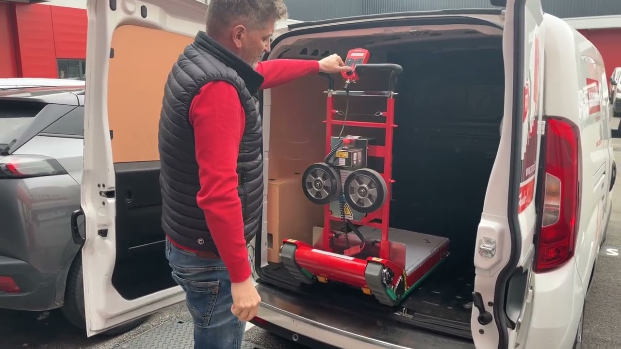 Chargement d'un Domino Zonzini dans un véhicule utilitaire