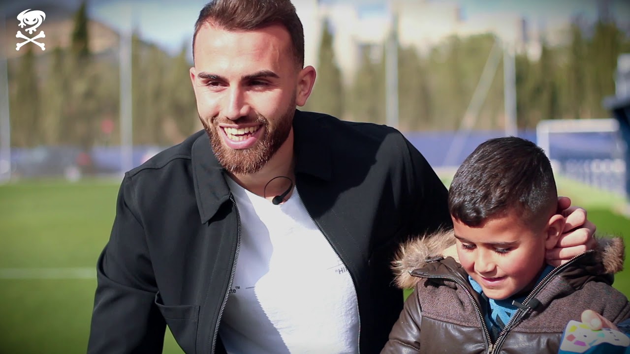 Atabara cumple el sueño de conocer a su ídolo, Borja Mayoral, y ver un partido del LevanteUD