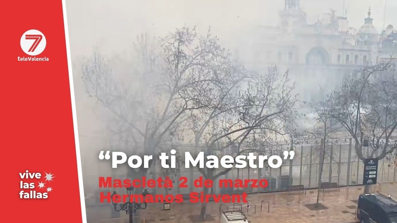 Más de un centenar de kilos de pólvora hacen vibrar la Plaza del Ayuntamiento este 2 de marzo