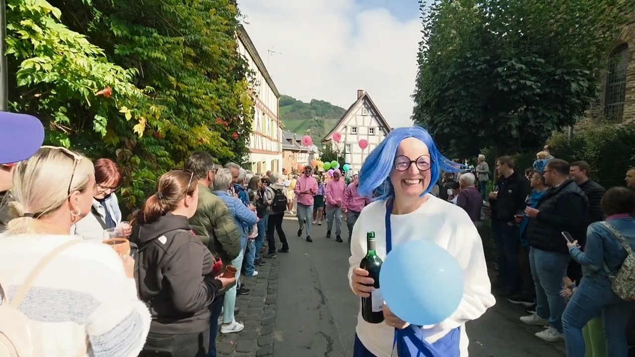 Weinfestumzug Dernau. Weinkönigin Carla u. Weinprinzessinnen Anna &  Luisa. #ok4.tv #heikeresch👑🍇 