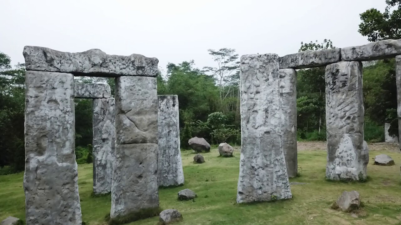 JALAN-JALAN KE STONEHENGE MERAPI