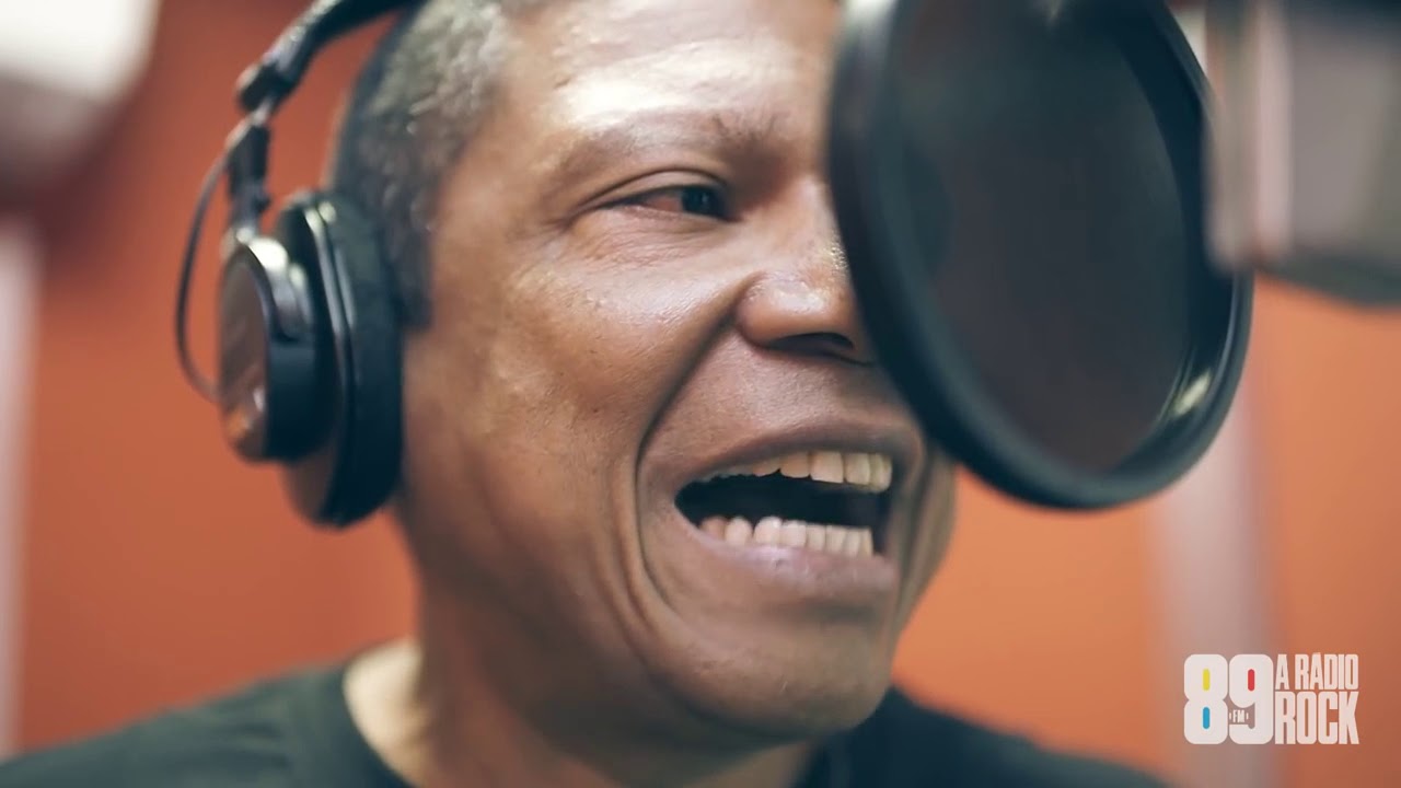 Esse é a voz das vinhetas e chamadas da 89 FM, a Rádio Rock de São Paulo. Locutor Sérgio Torres