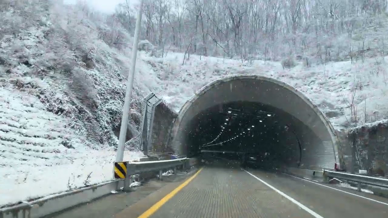 February Snowfall 1 눈길