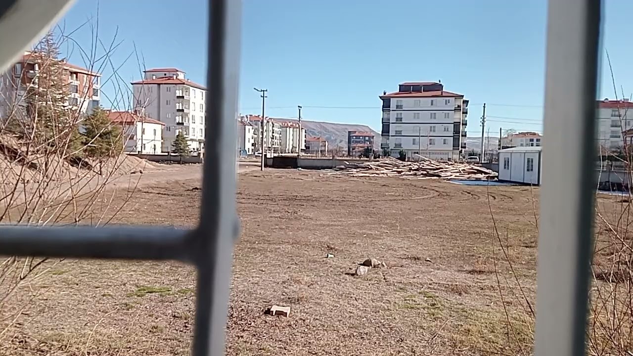 Aksaray Kanalboyu Fatih Camisi'nde rast makamında öğle ezanı okuyan İsmail Uygun canlı yayın