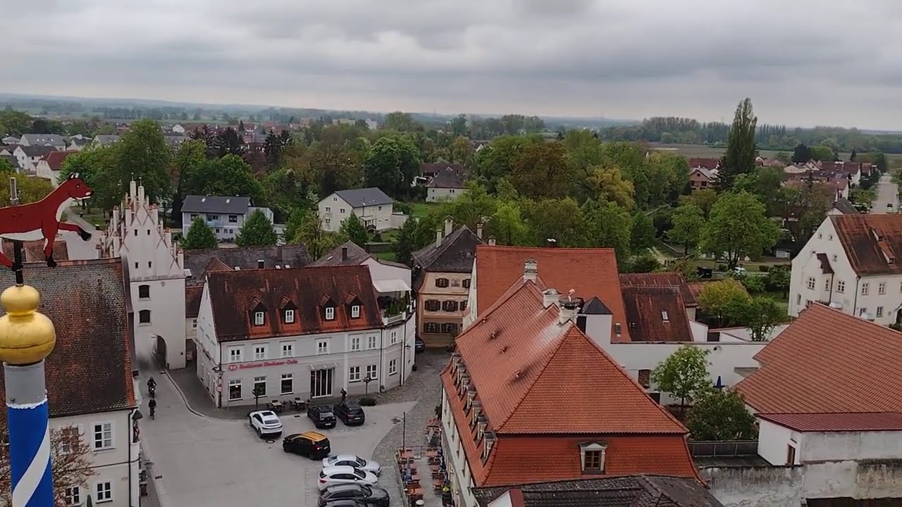 Der Vohburger Stadtplatz aus der Vogelperspektive Ende April 2025