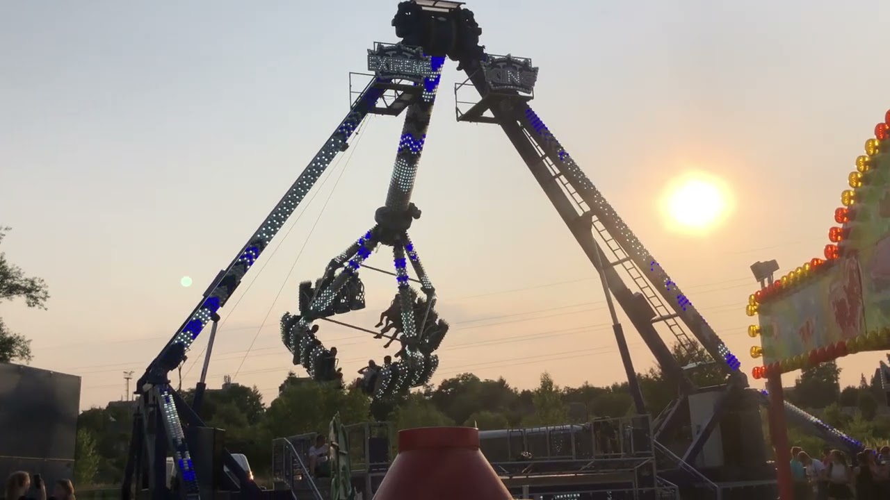 Tropická charitativní Pouť 2023 - atrakce King Extreme a houpací loď
