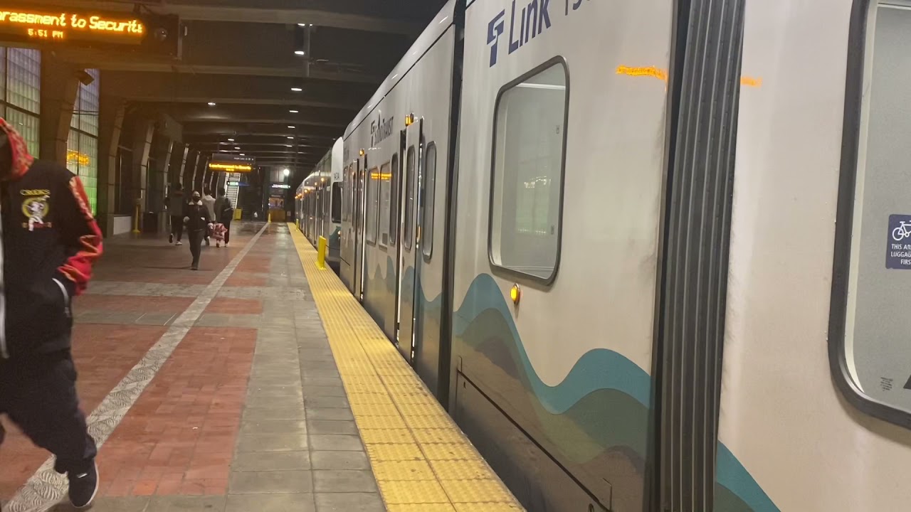 4 Link Light Rail Trains @ International District/Chinatown 11/11/21