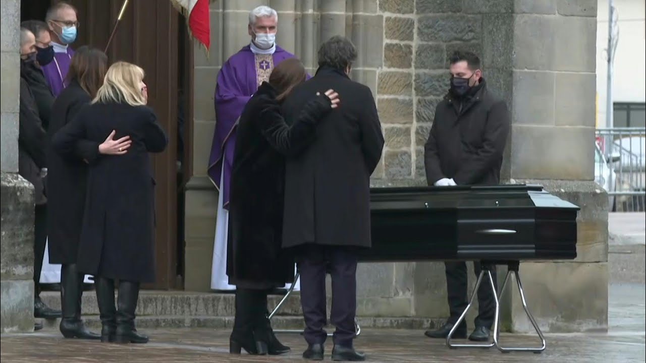 Mourners gather to honour French cinema actor Robert Hossein | AFP