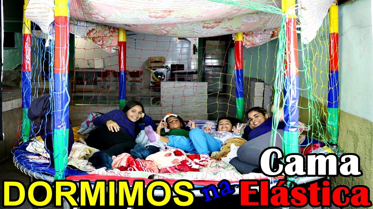 DORMIMOS NA CAMA ELÁSTICA - UMA NOITE FORA DE CASA COM GUERRA DE TRAVESSEIRO
