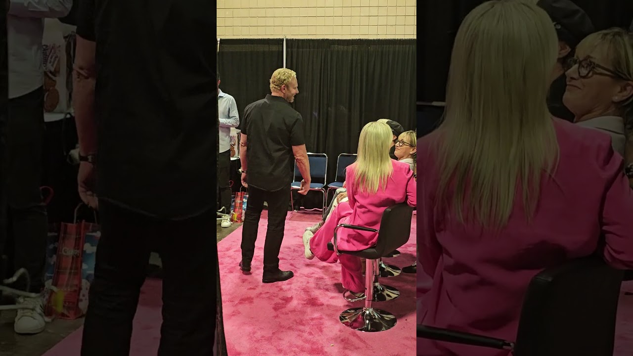 Ian Ziering entertains the people in line during camera mishap at 90s Con photo shoot, Tampa 2023