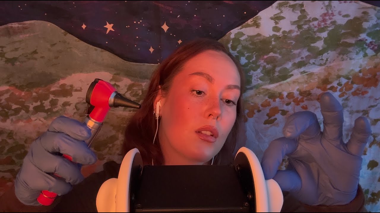 ASMR | Мягкая пальпация уха и осмотр отоскопом — перчатки, мягкий голос, от уха к уху