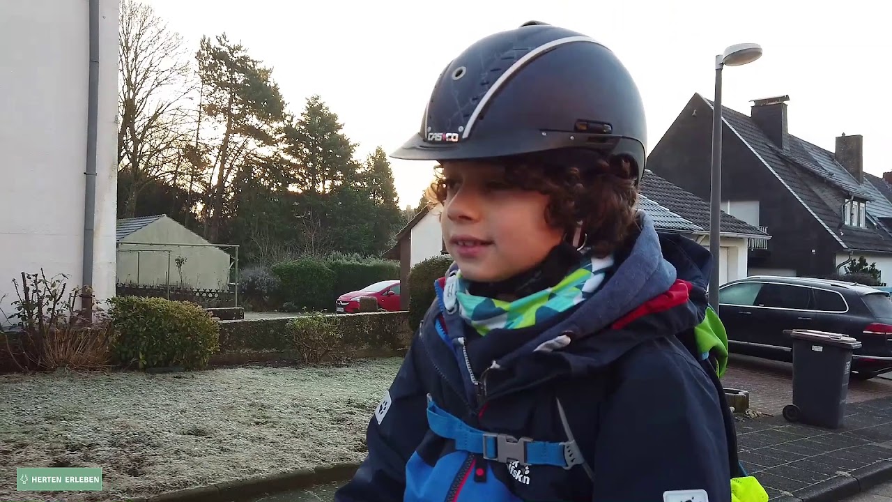 Einmal mit dem Pferd zur Schule reiten