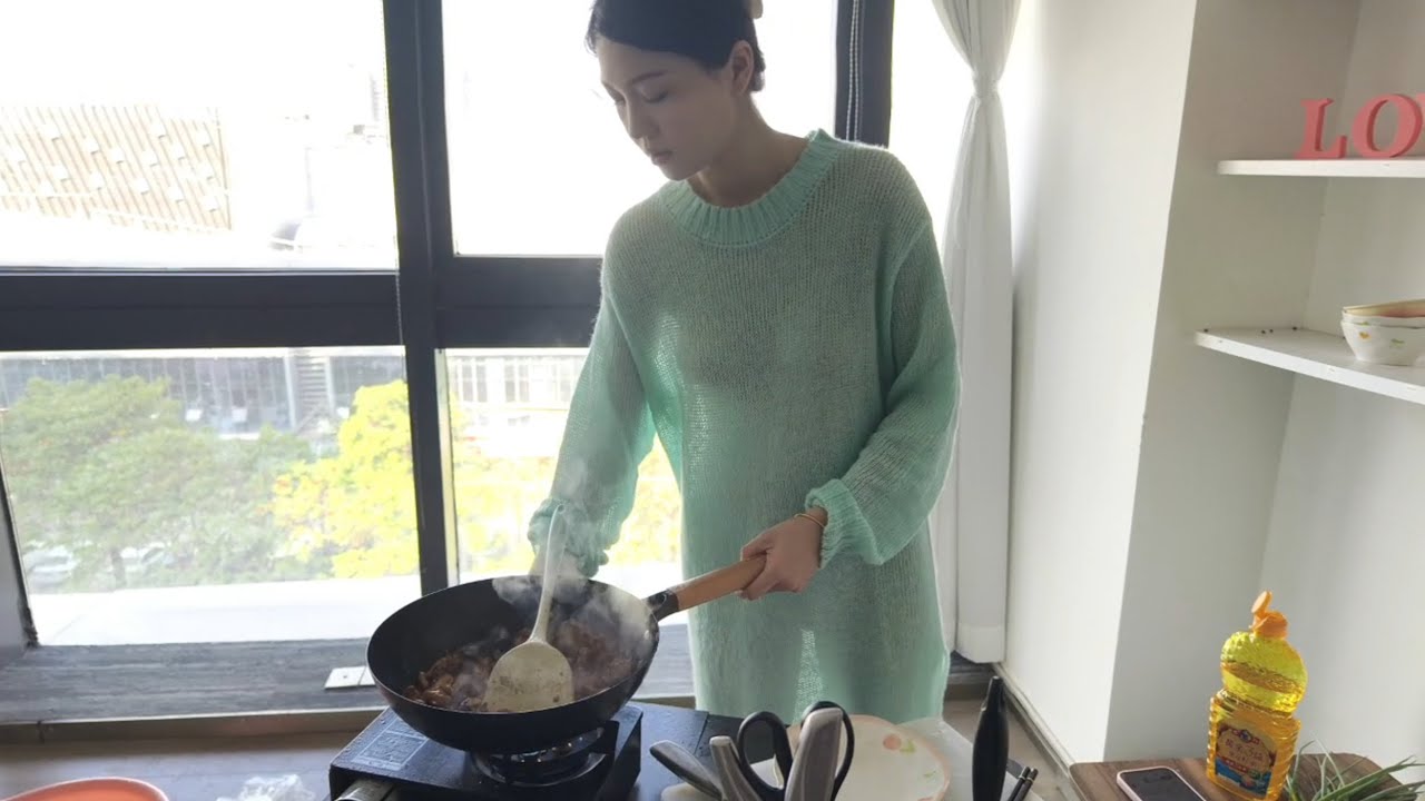 高挑漂亮的小白，带来一道香菇滑鸡，色香味俱全哦