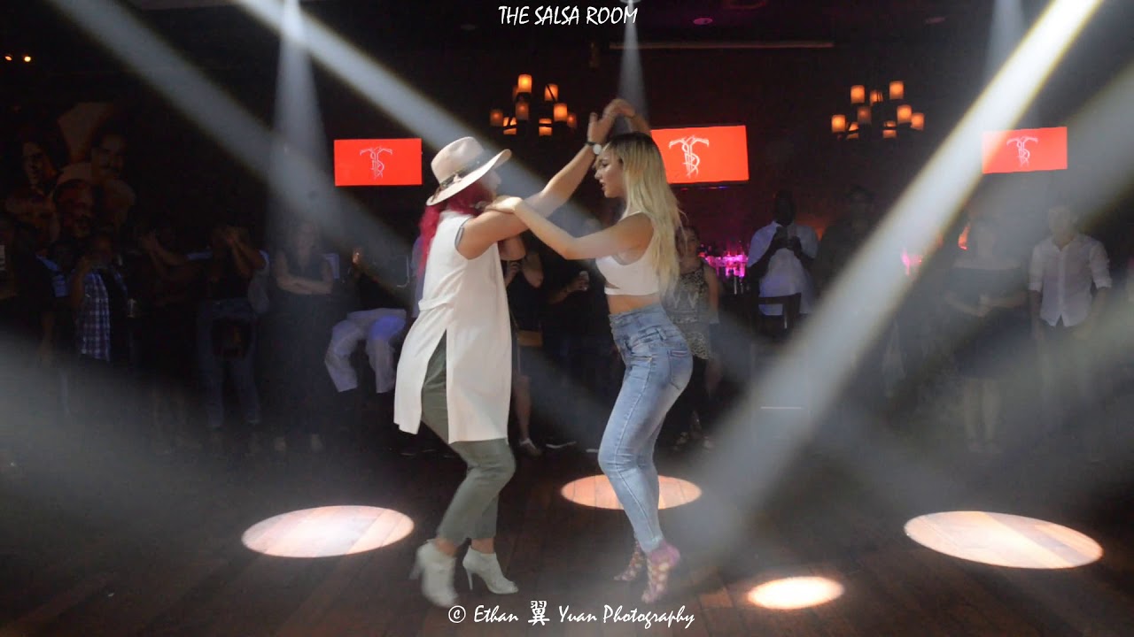 MAGDA & VALERIA (Poland & Italy) Bachata Demo  [ Hector Acosta - Si Tu Estuvieras] @ THE SALSA ROOM