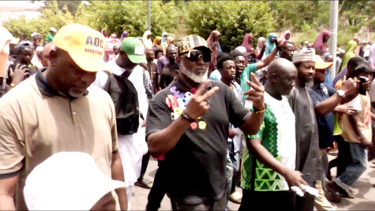 Dino (SDM) szturmuje INEC podczas 3. dnia protestu ADC - Nigeria Now Rząd Tinubu, autor: Seyi Tin...