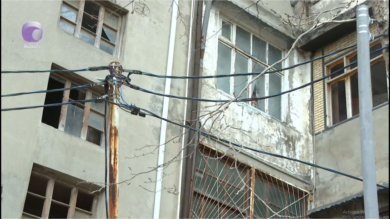 Yaşayış binasının önündə təhlükəli vəziyyət - Sakinlər NARAHATDIR