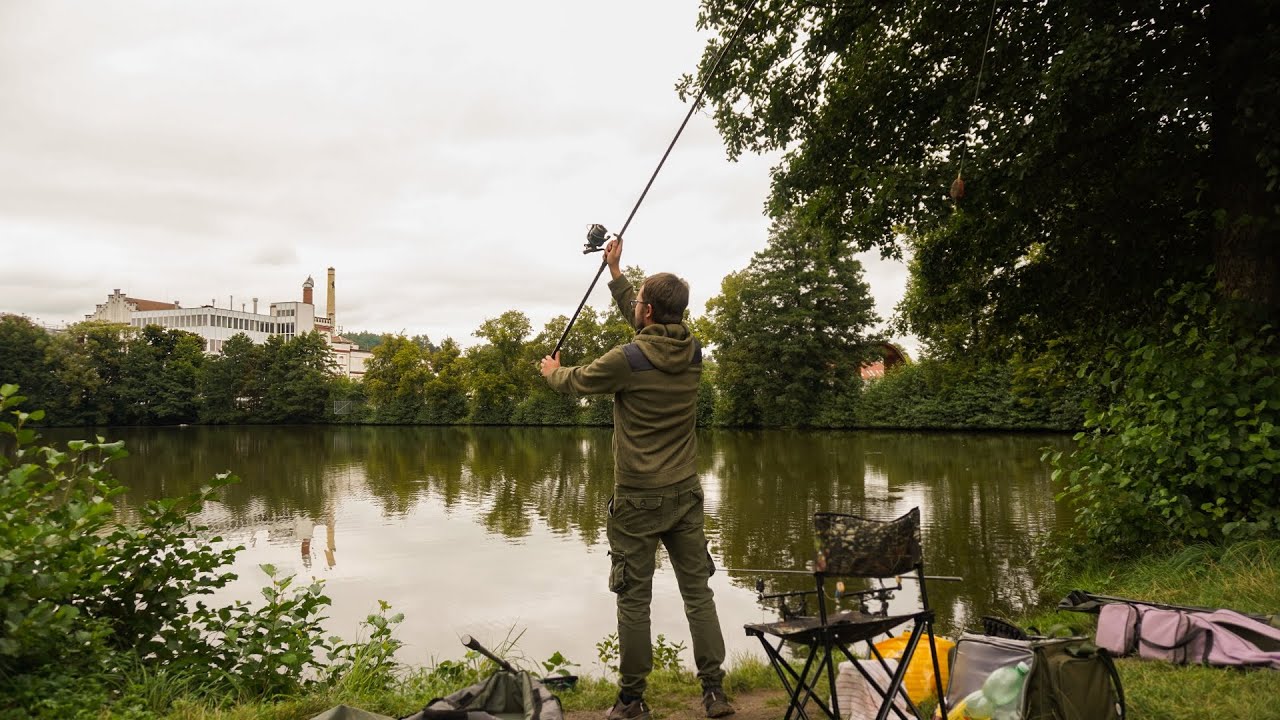 Lov kaprů na pop up boilies. Je lepší chytat blízko nebo nahazovat daleko?
