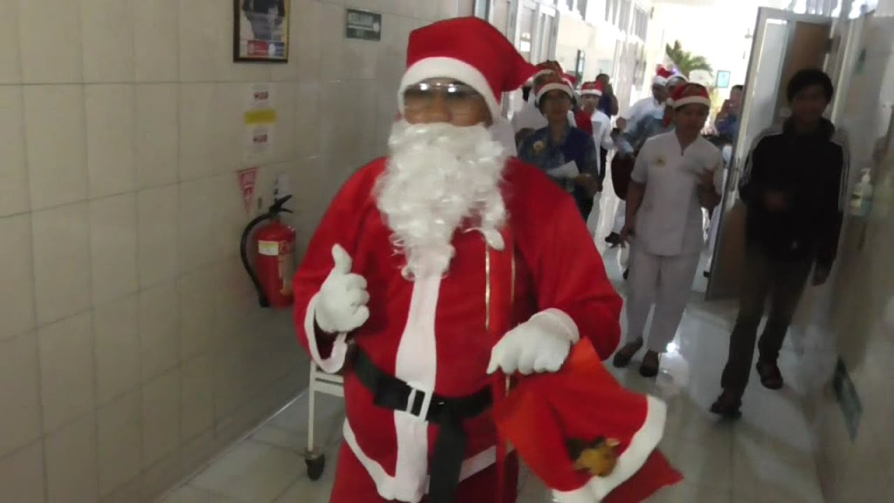 Santa Claus Hibur Pasien Rumah Sakit Dan Beri Bingkisan Kado Natal