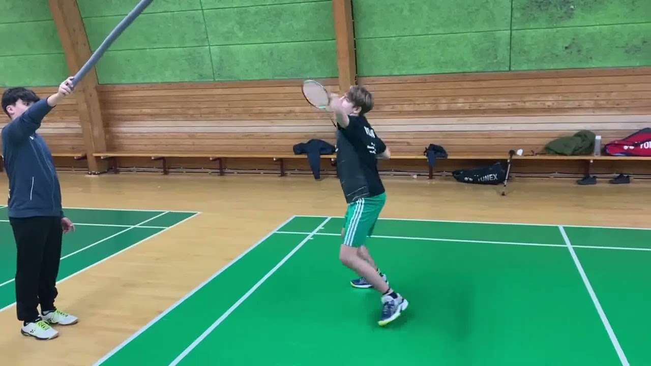 GSB hjælpetrænere viser øvelsesforløb med grønne slag