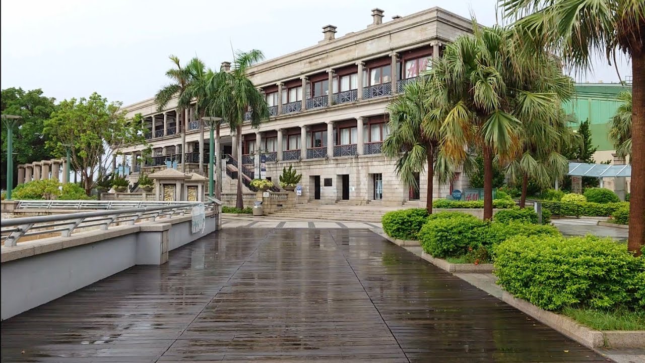 Murray House by the sea 🏫, Murray House and Blake Pier