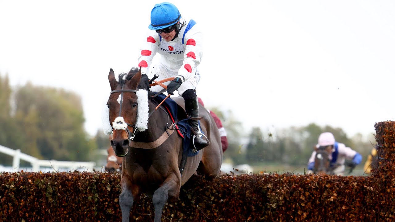 Hitman lands Old Roan Chase as Ricky Hatton remembered at Aintree 👏 | Racing TV