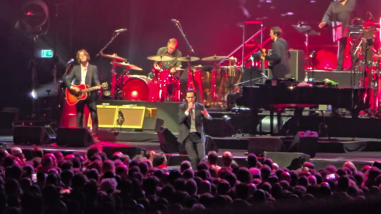Nick Cave & The Bad Seeds tearing through “Papa Won’t Leave You, Henry” in Lisbon
