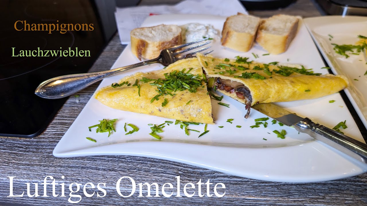 Luftiges Omelette mit Champignons, Lauchzwiebeln und Speckwürfeln