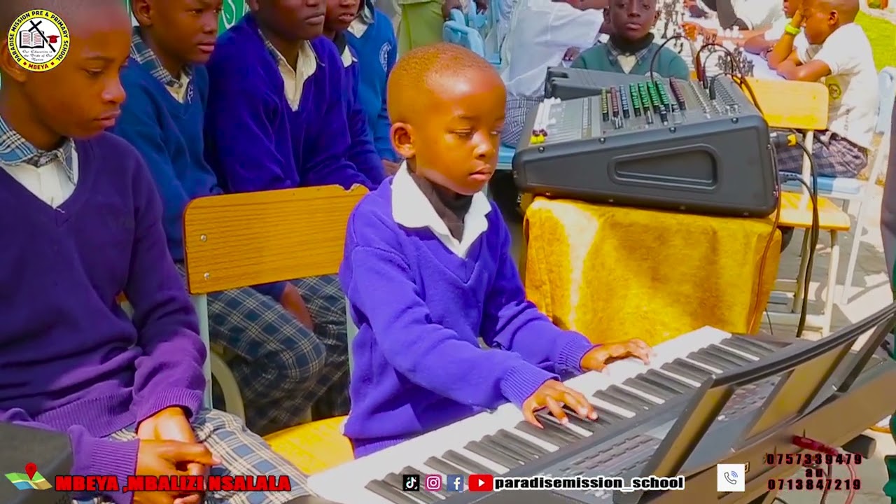 JIONEE UWEZO WA MWANAFUNZI HUYU WA DARASA LA PILI HAPA PARADISE MISSION AKIPIGA PIANO KWA USTADI.