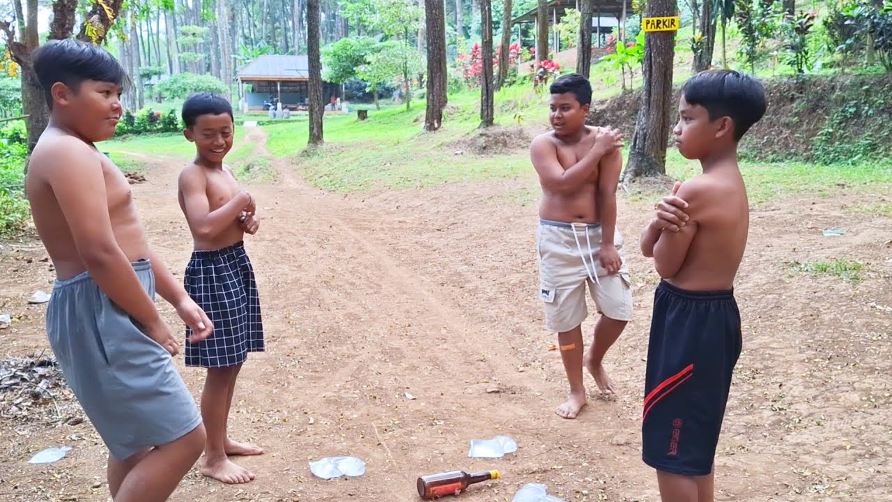 Bermain Lempar Air....