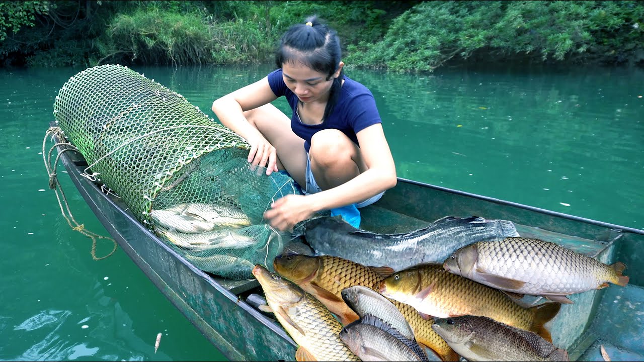 fishing technique/unique fishing/girl creates bamboo fish trap/caught big fish