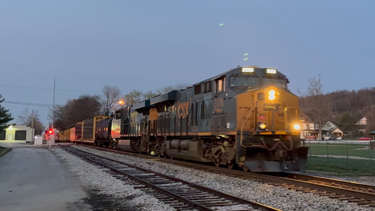 CSX 3176 leads M204 with a friendly engineer at Horse Cave
