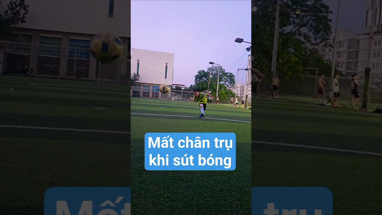 Mất chân trụ khi sút bóng 