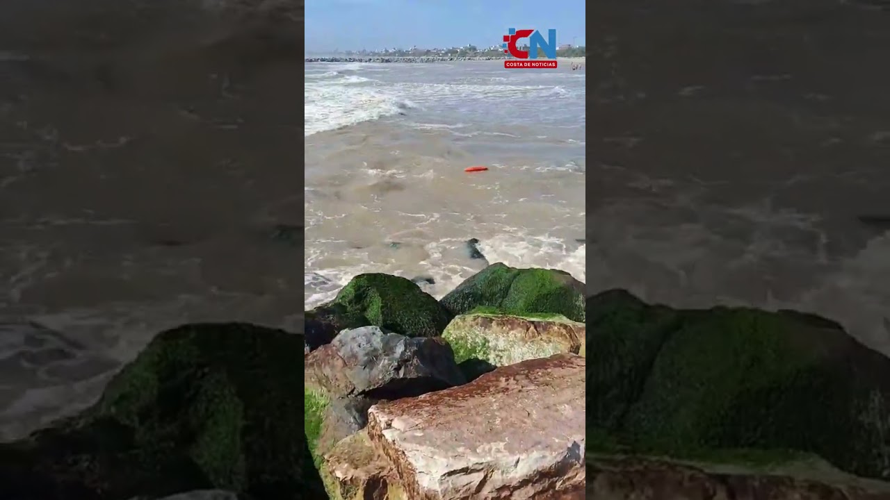 &iexcl;RESCATE HEROICO EN LAS TONINAS! 🚨 Guardavidas salvaron a una mujer antes de iniciar su turno.
