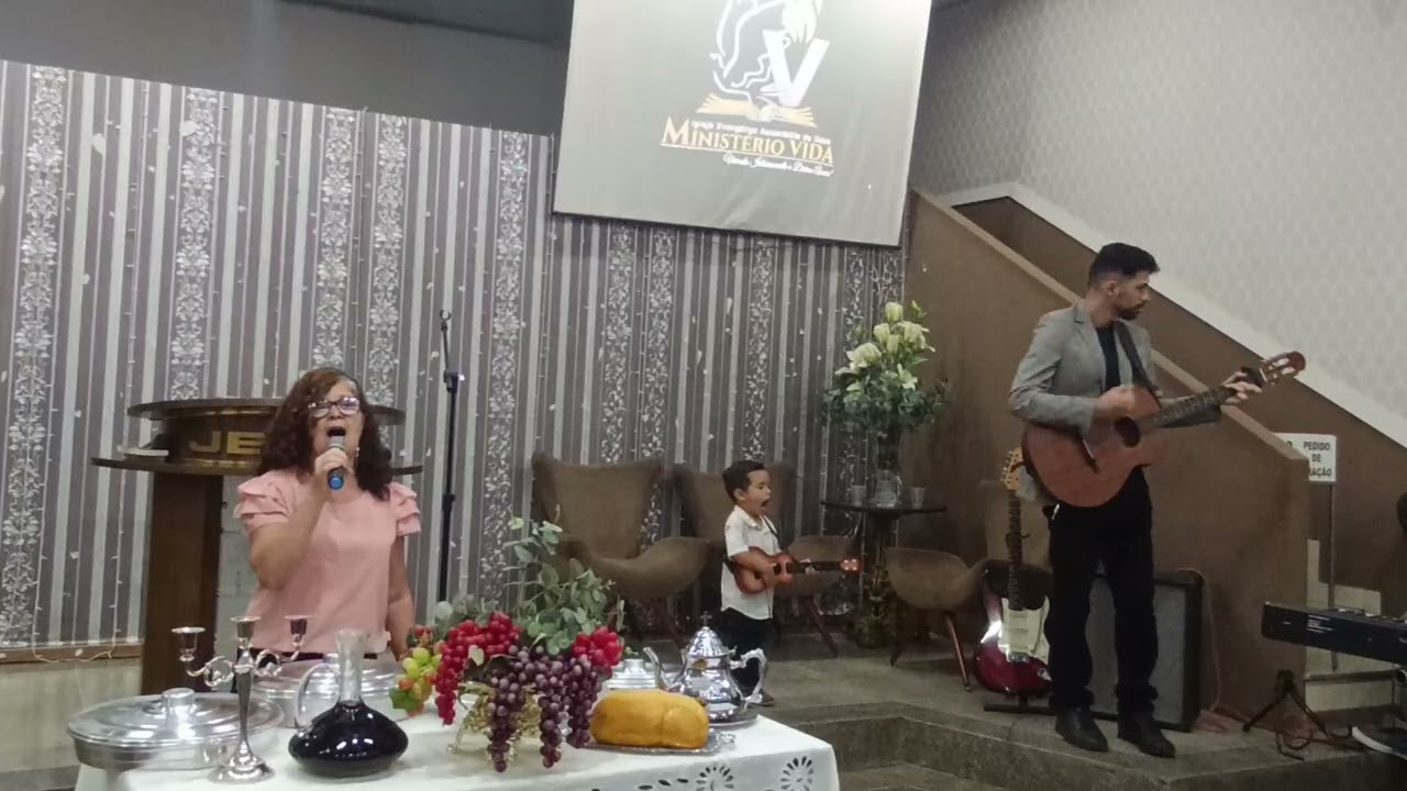 Joana e Jefte Leal louvando a Deus. Assembleia de Deus Ministério VIDA