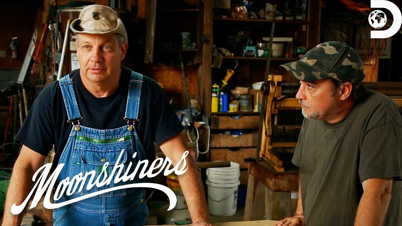 Tickle builds a MOBILE DISTILLERY! | Moonshiners | Discovery