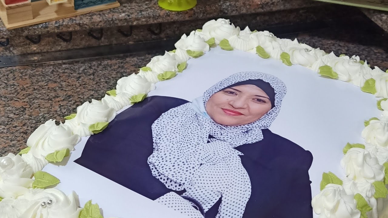 تورتة مقاس 30*40 باللون الاوف وايت مزينة بورد الكريمة ❤️