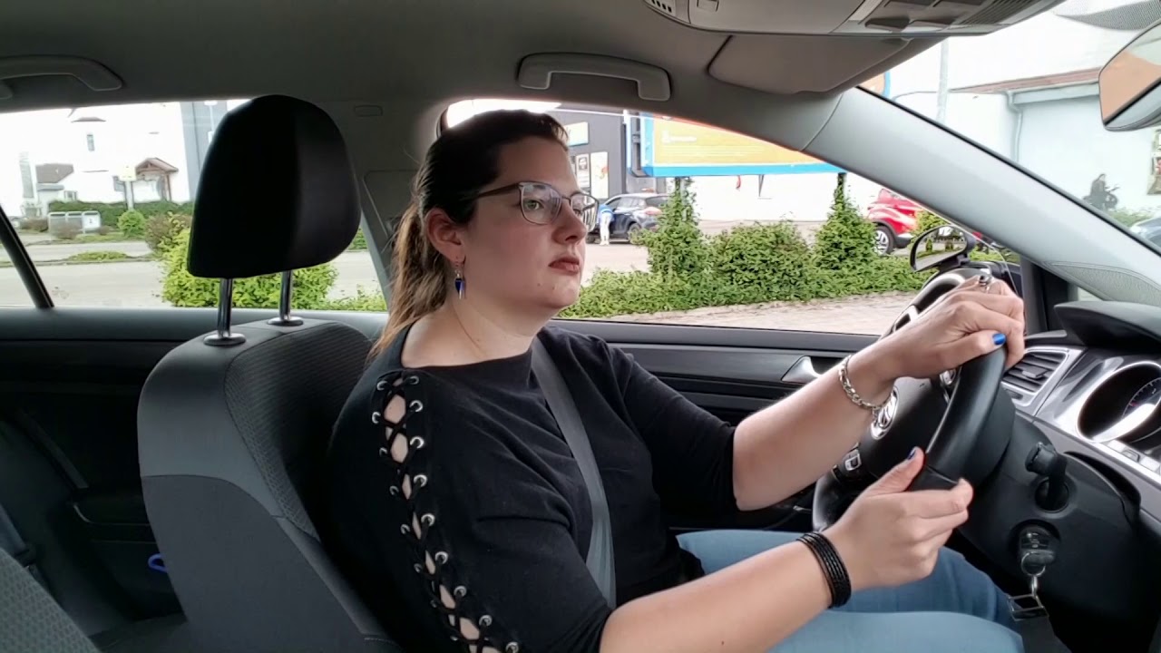 Video 3 - Parken vorwärts rechts neben ein Auto