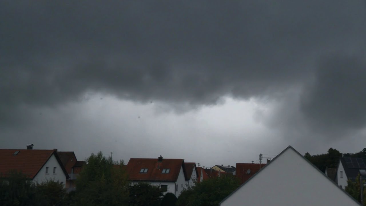 Orkantief Detlef mit turbulenter Kaltfront samt peitschendem Starkregen, 4. Oktober 2025