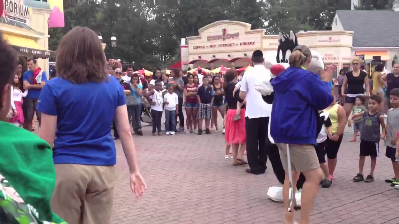 Salvester the cat and porky the pig at six flags