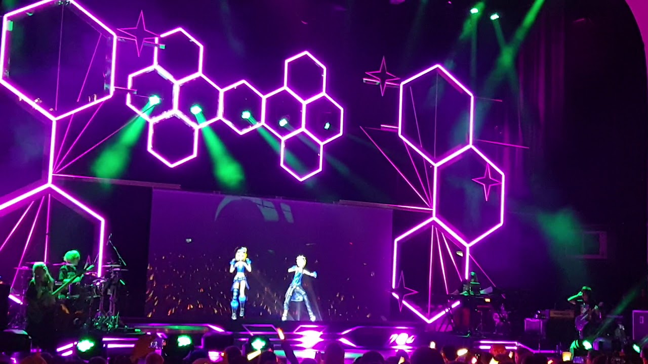 Kagamine Rin & Len - Bring It On - Live London 2020