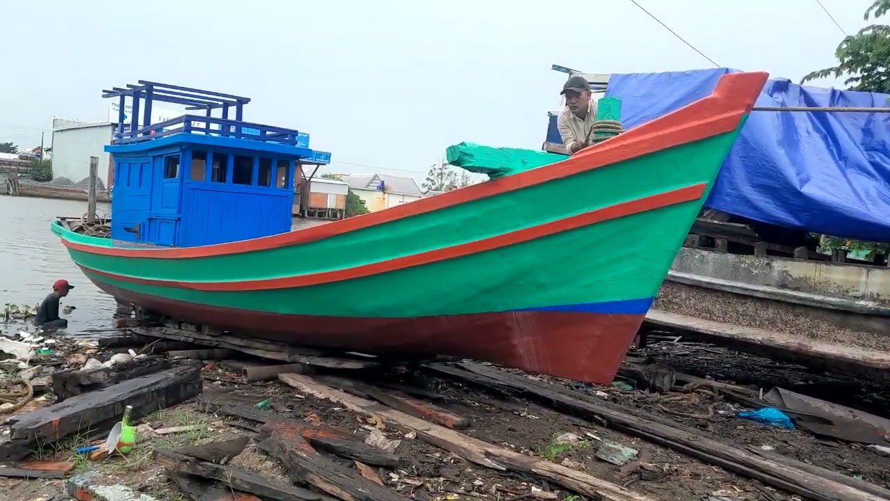 Trưa nay đẫy chiếc ghe xuống chuẩn bi đi biển