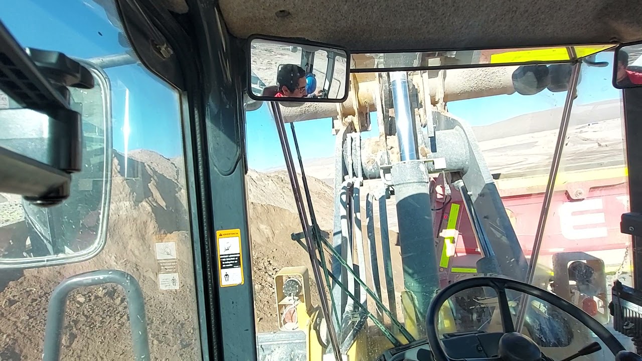 cargando camiones con j.deere 744k