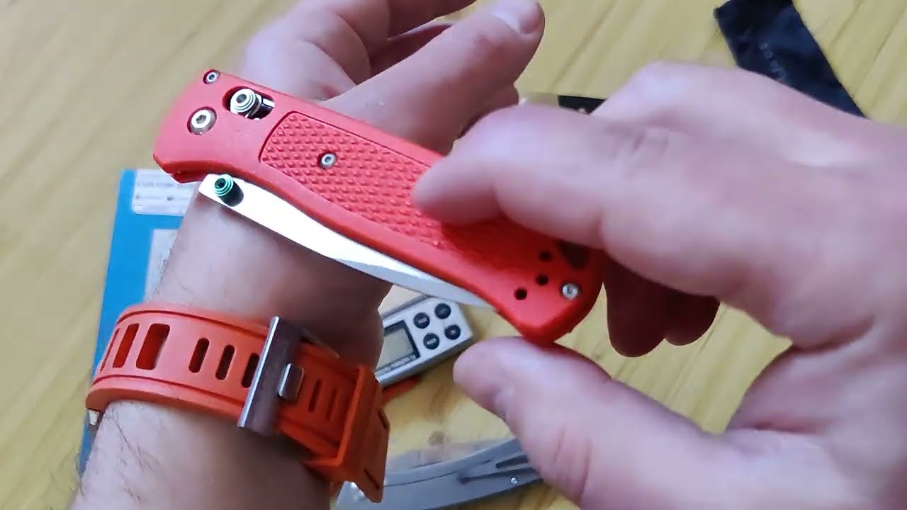 Обзор кастомного BENCHMADE BUGOUT 535 (оранжевый нейлон/шпеньки/S30V) - хороший нож для себя